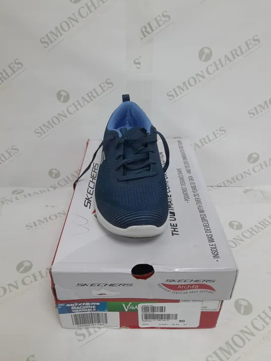 BOXED PAIR OF SKECHERS ARCH FIT TRAINERS IN NAVY SIZE 6.5