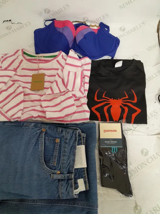 BOX OF APPROXIMATELY 22 ASSORTED CLOTHING ITEMS TO INCUDE - BIKINI TOP - T-SHIRT - JEANS ETC