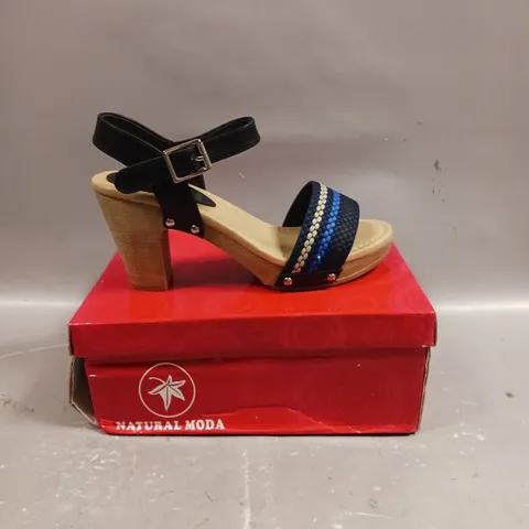 BOXED PAIR OF NATURAL MODA BLOCK HEEL OPEN TOE SHOES - SIZE 4