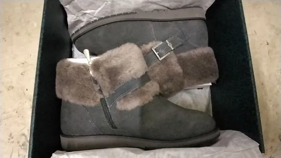 3 PAIRS OF EMU AUSTRALIA OXLEY FUR CUFF ANKLE BOOTS, DARK GREY - SIZE 6