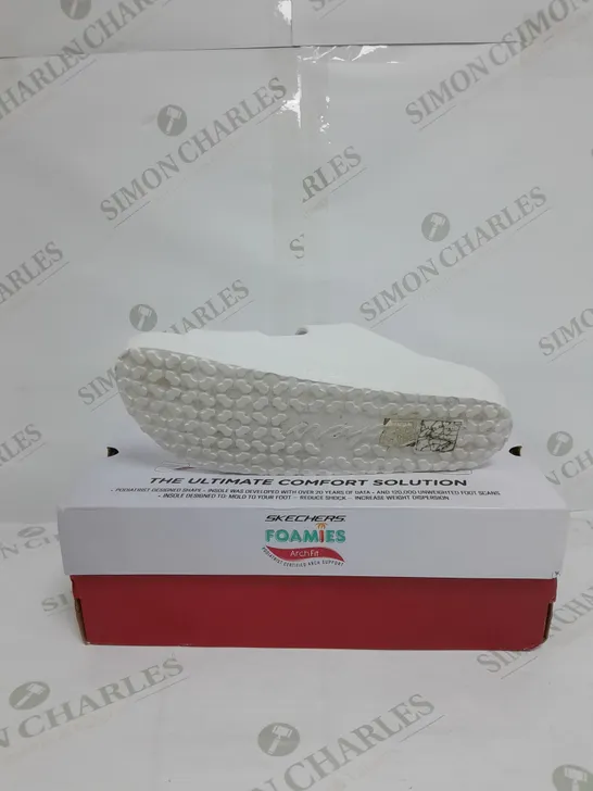 BOXED PAIR OF SKECHERS ARCH FIT FOAMIES SLIDE SANDALS IN WHITE SIZE 6