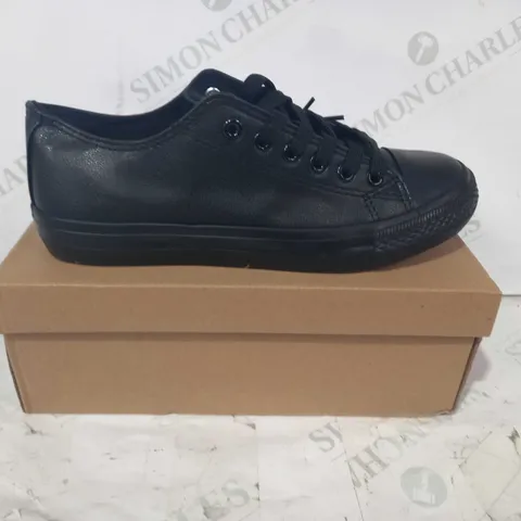 BOXED PAIR OF SERGIO ITALIA TRAINERS IN BLACK EU SIZE 40