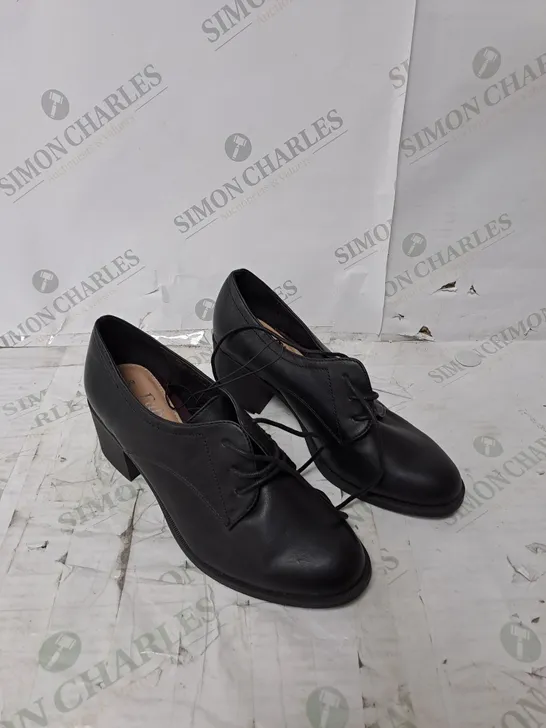 APPROXIMATELY 10 PAIRS OF GEORGE FABULOUS FOOTWEAR BLOCK HEEL SUIT SHOE IN BLACK 