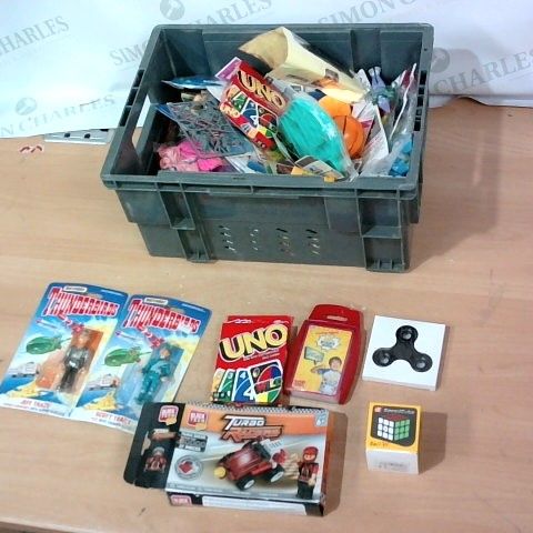 BOX OF A LARGE QUANTITY OF ASSORTED TOY AND GAME ITEMS TO INCLUDE UNO, MATCHBOX THUNDERBIRDS JEFF TRACY FIGURE, TOP TRUMPS ETC