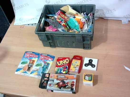BOX OF A LARGE QUANTITY OF ASSORTED TOY AND GAME ITEMS TO INCLUDE UNO, MATCHBOX THUNDERBIRDS JEFF TRACY FIGURE, TOP TRUMPS ETC