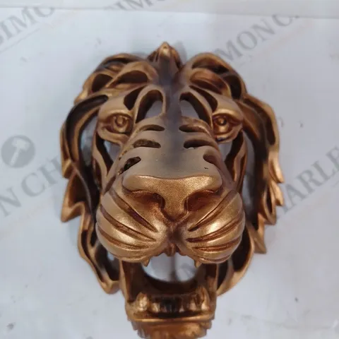 BOXED UNBRANDED WALL MOUNTABLE DECORATIVE LION HEAD IN METALLIC GOLD COLOUR