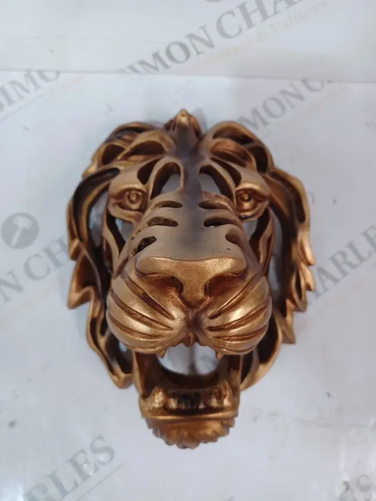 BOXED UNBRANDED WALL MOUNTABLE DECORATIVE LION HEAD IN METALLIC GOLD COLOUR