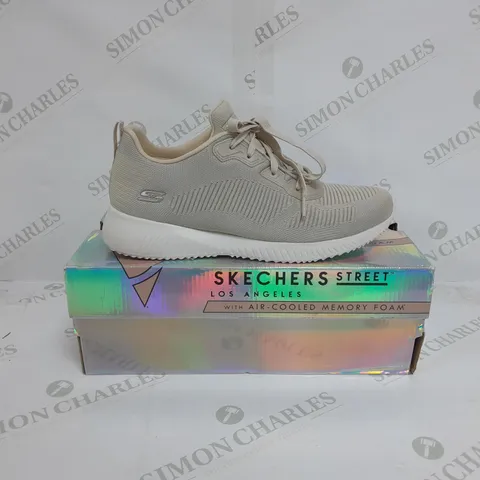 BOXED PAIR OF SKECHERS UNO EVERYWEAR LACE UP TRAINERS IN OFF WHITE SIZE 7