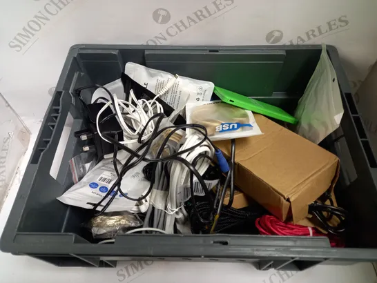 LOT OF ASSORTED POWER CABLES AND ELECTRICALS TO INCLUDE LIFESAVER POWERBANK, USB POWER CABLE, I.T.E POWER SUPPLY, ETC