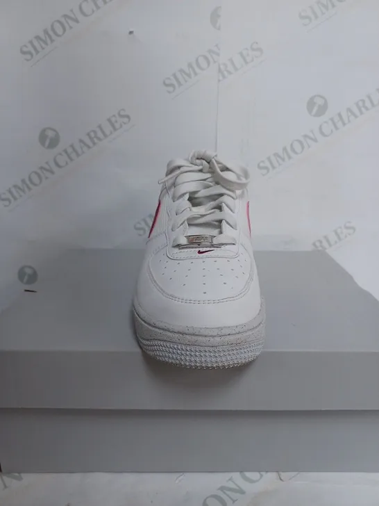 BOXED NIKE AIR FORCE 1 IN WHITE - KIDS UK 5 