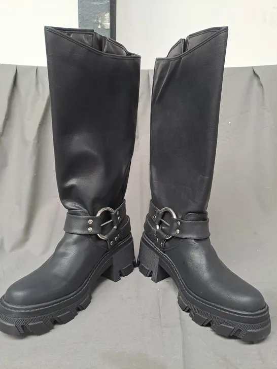 BOXED PAIR OF PRETTY LITTLE THING FAUX LEATHER BUCKLE DETAIL KNEE-HIGH BOOTS IN BLACK UK SIZE 8