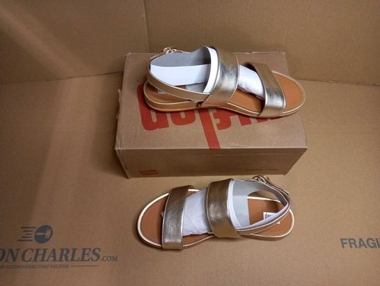 BOXED PAIR OF FITFLOP GOLD BACK STRAP SANDALS - SIZE 6