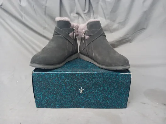 BOXED PAIR OF EMU AUSTRALIA SUEDE ANKLE BOOTS IN GREY SIZE 5