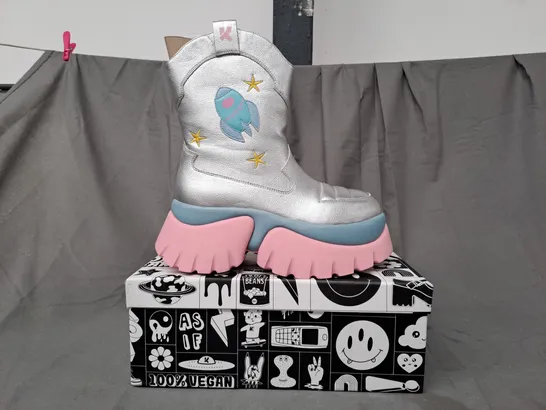 BOXED PAIR OF KOI VEGAN A FAIRYTALE GALAXY SPACE BOOTS IN SILVER/BLUE/PINK UK SIZE 6