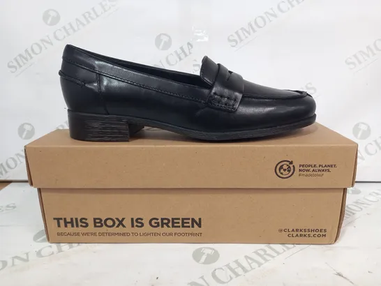 BOXED PAIR OF CLARKS HAMBLE LOAFERS IN BLACK UK SIZE 3.5