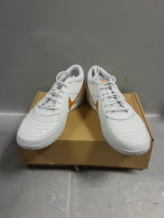 BOXED PAIR OF NIKE COURT LITE TRAINERS IN WHITE - 10