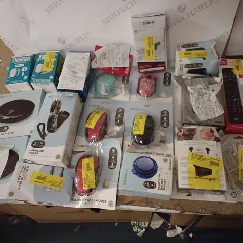 LOT OF APPROX 20 ASSORTED TECH ITEMS TO INCLUDE COMPUTER MICE, CD PLAYERS, PHONE CHARGERS ETC