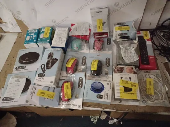 LOT OF APPROX 20 ASSORTED TECH ITEMS TO INCLUDE COMPUTER MICE, CD PLAYERS, PHONE CHARGERS ETC