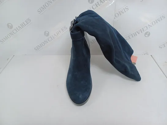 PAIR OF MODA TANCI KNEE BOOTS NAVY SUEDE SIZE 7