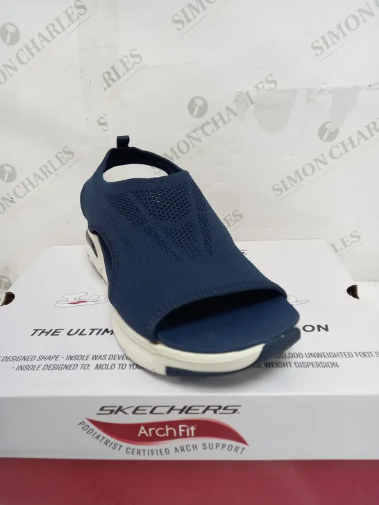 BOXED PAIR OF SKECHERS CITY CATCH SANDALS IN NAVY SIZE 6