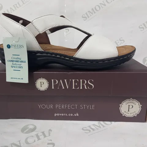 BOXED PAIR OF PAVERS OPEN TOE LOW WEDGE SANDALS IN WHITE SIZE 5