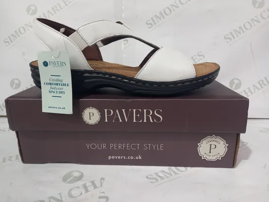 BOXED PAIR OF PAVERS OPEN TOE LOW WEDGE SANDALS IN WHITE SIZE 5