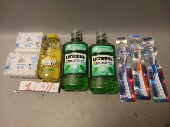 BOX OF APPROXIMATELY 15 COSMETIC ITEMS TO INCLUDE LISTERINE, TOOTHBRUSHES, AND COTTON BUDS ETC. 