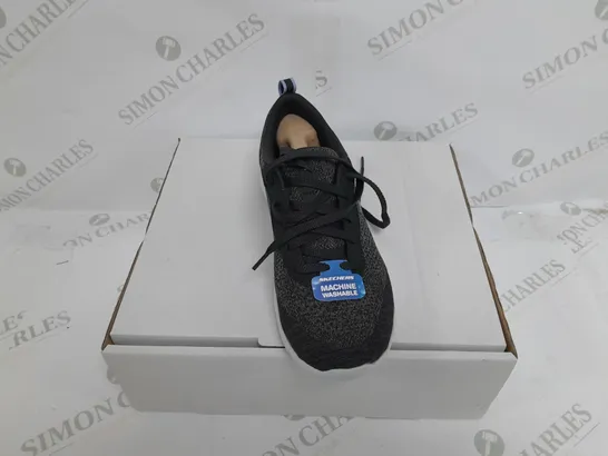 BOXED PAIR OF SKECHERS ARCH FIT TRAINERS IN BLACK SIZE 3.5 