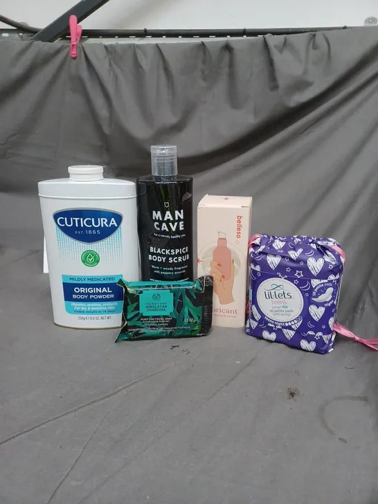 APPROXIMATELY 20 ASSORTED COSMETIC PRODUCTS TO INCLUDE LIL-LETS PADS , CUTICURA BODY POWDER, AND MANCAVE BODY SCRUB