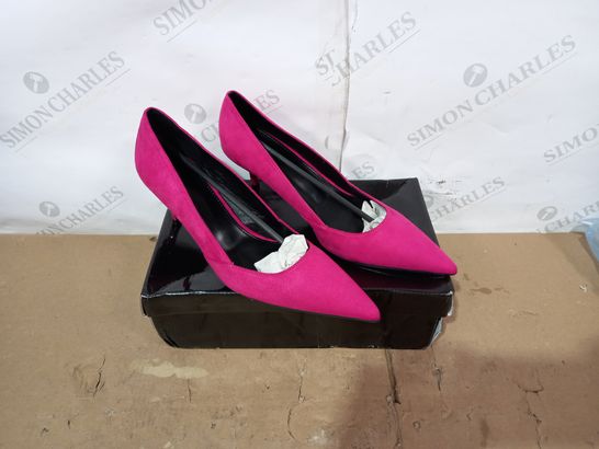 BOXED PAIR OF DESIGNER PINK HIGH HEELS SIZE 39