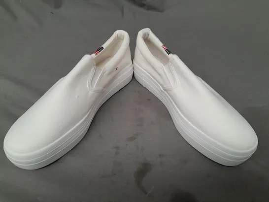 BOXED PAIR OF FASHION CANVAS SLIP-ON SHOES IN WHITE EU SIZE 40