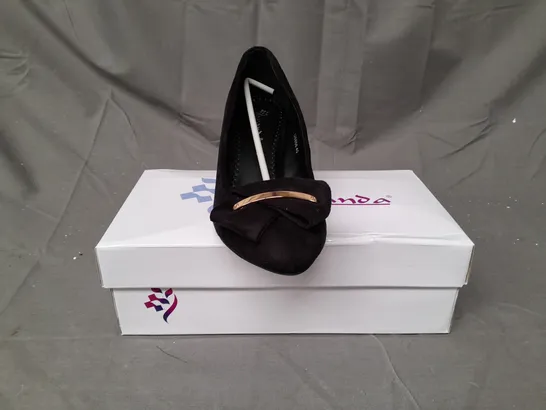 BOX OF APPROXIMATELY 18 PAIRS OF LAVANDA U6866 HEELED SLIP-ON SHOES IN BLACK W. ROSE GOLD EFFECT DETAIL - VARIOUS SIZES