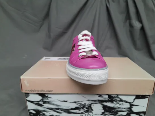 BOXED PAIR OF MODA IN PELLE ASTRIPE PINK LEATHER TRAINERS - SIZE 6