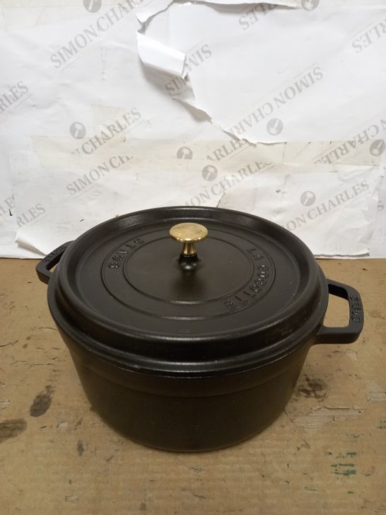 STAUB CAST IRON ROASTER/COCOTTE