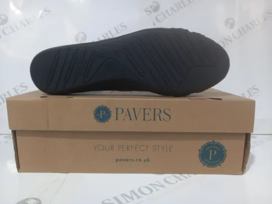 BOXED PAIR OF PAVERS SLIP-ON SHOES IN BLACK W. GOLD EFFECT CHAIN DETAIL SIZE 6