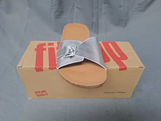 BOXED PAIR OF FITFLOP IQUSHION ADJUSTABLE BUCKLE SLIDERS IN METALLIC SILVER UK SIZE 5