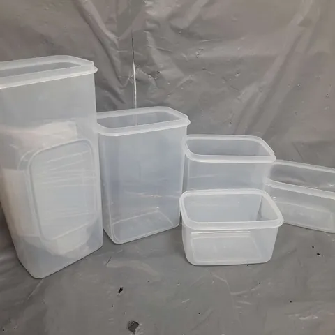 APPROXIMATELY 18 TUPPERWARES AND LIDS IN VARIOUS SIZES