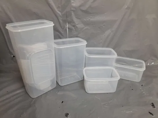 APPROXIMATELY 18 TUPPERWARES AND LIDS IN VARIOUS SIZES