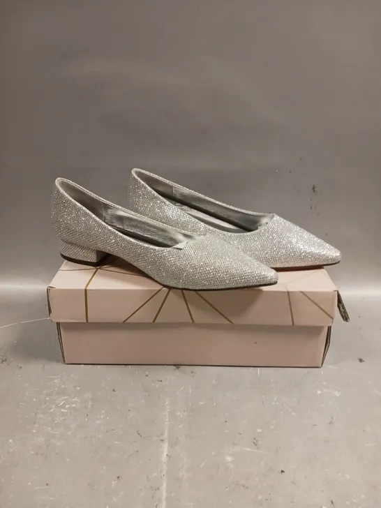 BOXED ESSEX GLAM SILVER GLITTER SLIP ON SHOES - SIZE 4