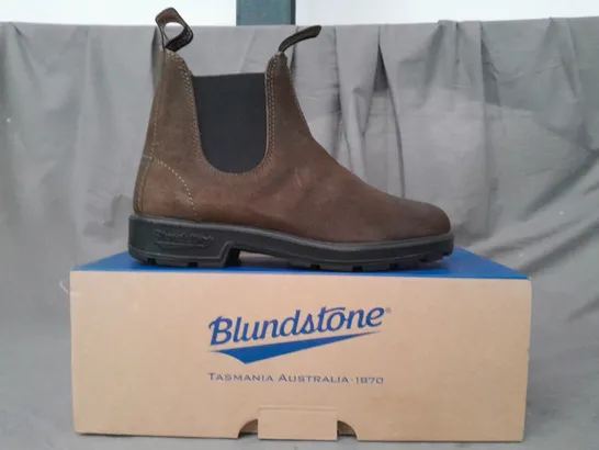 BOXED PAIR OF BLUNDSTONE ELASTIC SIDED SUEDE BOOTS IN DARK OLIVE SIZE UK 6.5