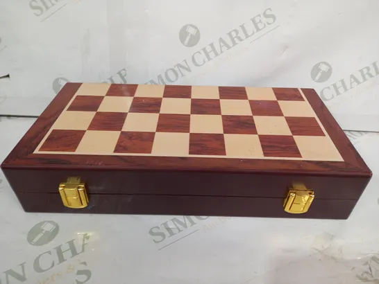 UNBRANDED CHESS SET WITH METAL PIECES IN BRASS & COPPER EFFECT