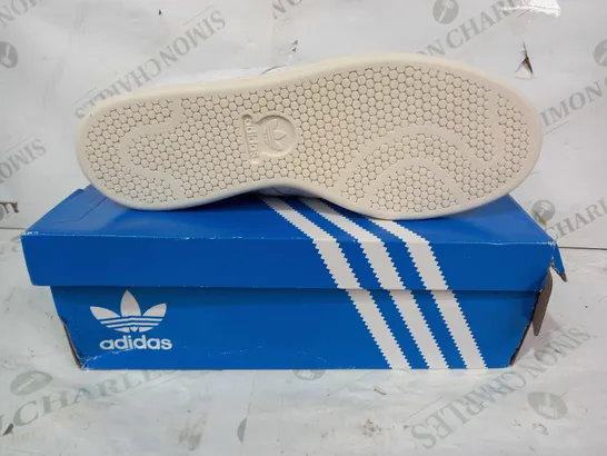 BOXED PAIR OF ADIDAS EARLHAM SHOES IN WHITE/BLACK/GOLD UK SIZE 10.5