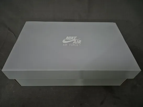 BRAND NEW BOXED PAIR OF NIKE WOMEN'S AIR FORCE 1 '07 ESS SHOES IN WHITE/METALLIC SILVER UK SIZE 4.5