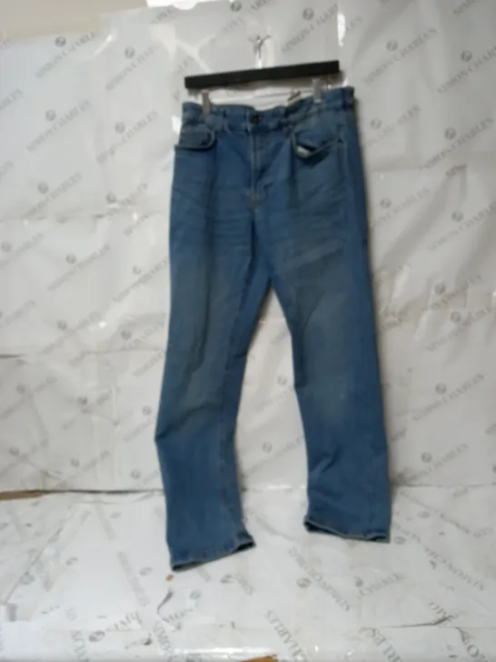 BOX OF APPROXIMATELY 10 PAIRS OF ASSORTED JEANS TO INCLUDE; COLOURS LIKE BLUE, BLACK, DARK BLUE