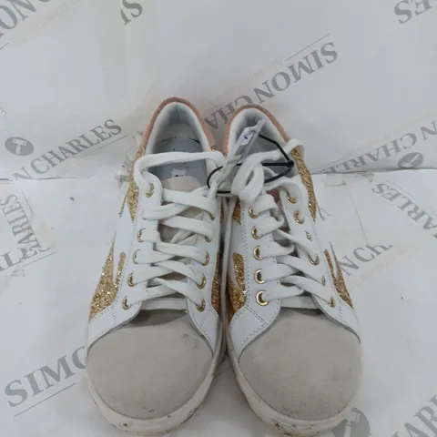 BOXED PAIR OF DUNE LONDON ENERGISED LIGHTNING BOLT TRAINERS IN WHITE/GOLD UK SIZE 4