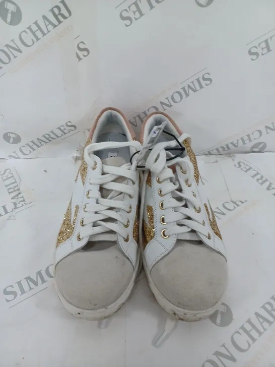 BOXED PAIR OF DUNE LONDON ENERGISED LIGHTNING BOLT TRAINERS IN WHITE/GOLD UK SIZE 4