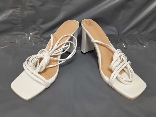 BOXED PAIR OF DESIGNER OPEN TOE STRAPPY BLOCK HEEL SANDALS IN WHITE EU SIZE 38