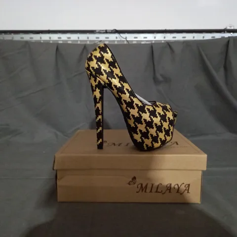 APPROXIMATELY 12 BOXED PAIR OF PLATFORM HEEL SHOES IN VARIOUS SIZES TO INCLUDE SIZE 36 