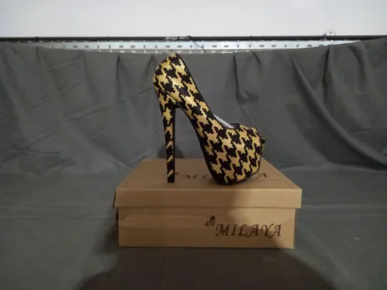 APPROXIMATELY 12 BOXED PAIR OF PLATFORM HEEL SHOES IN VARIOUS SIZES TO INCLUDE SIZE 36 