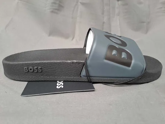 PAIR OF BOSS SLIDERS IN BLACK/GREY EU SIZE 43